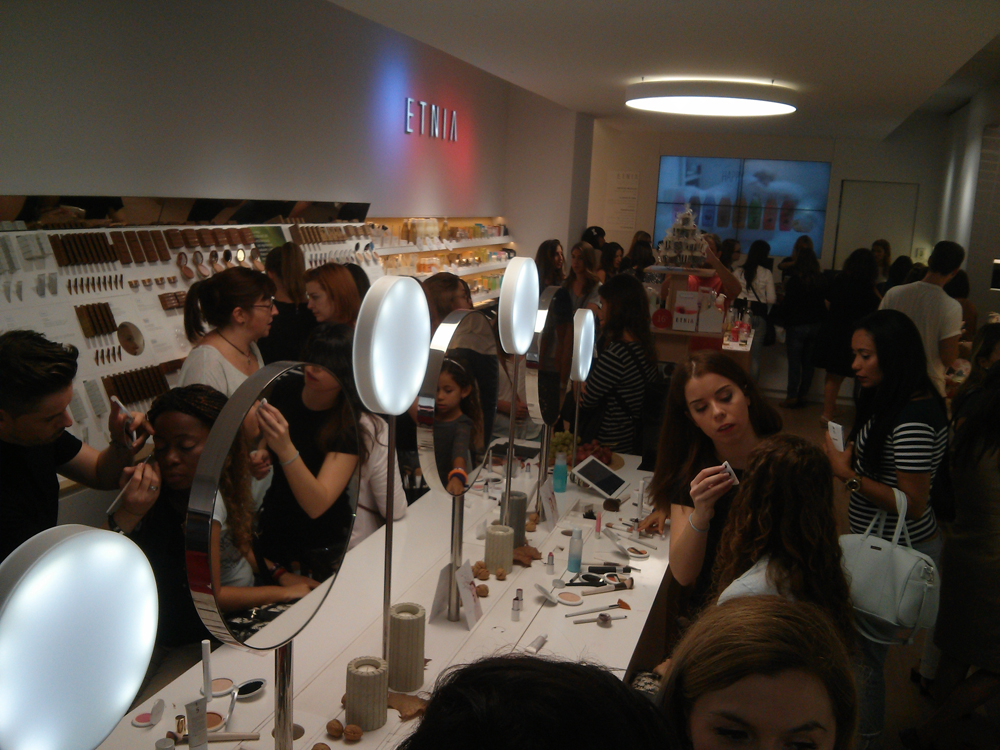 El equipo de Etnia maquillando a los asistentes